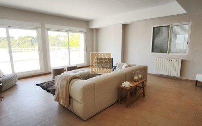 Beautiful, fully refurbished apartment with spacious terraces.